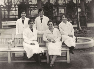 Personal del Museu de Biologia, març 1927. D’esquerra a dreta: Sofía Gallego, Carmen Giménez, Conxita Jorba, Anna Foix Quer i Pepita Mata.