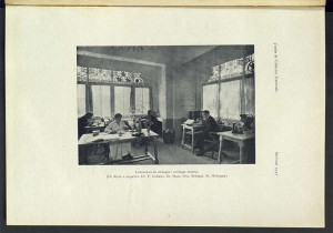 Els doctors F. Gadiano i Haas, la senyoreta Rosa Bohigas i el senyor Maluquer al laboratori de Biologia i Zoologia marina del Museu de Ciències Naturals a l'edifici del Castell dels Tres Dragons ©Co i de Triola Josep Maria. Arxiu Fotogràfic Centre Excursi