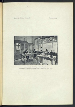 El doctor Pardillo i les senyoretes Fustaqueras i Civit als laboratoris de Mineralogia i Cristal•lografia del Museu de Ciències Naturals a l'edifici del Castell dels Tres Dragons. ©Co i Triola, Josep Maria. Arxiu Centre Excursionista de Catalunya.
