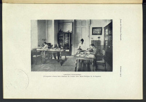 Laboratori d'Entomologia. D'esquerra a dreta: Srta. Sánchez, Sr. Codina, Sra. Mercè Bohigas i Sr. de Sagarra Laboratori d'Entomologia. D'esquerra a dreta: Srta. Sánchez, Sr. Codina, Sra. Mercè Bohigas i Sr. de Sagarra